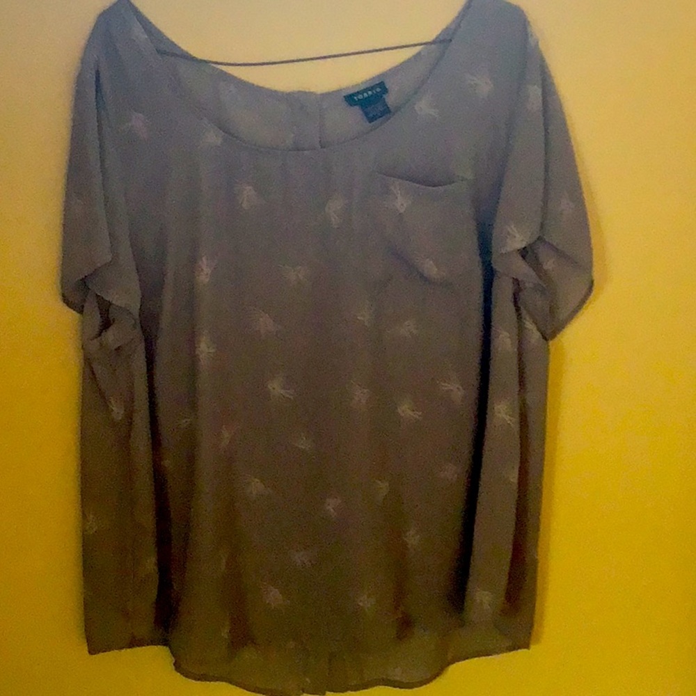 Torrid grey blouse buttoned back cap sleeves
